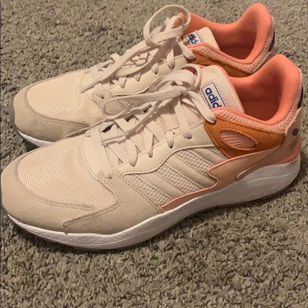 Cute retro looking Adidas sneakers!